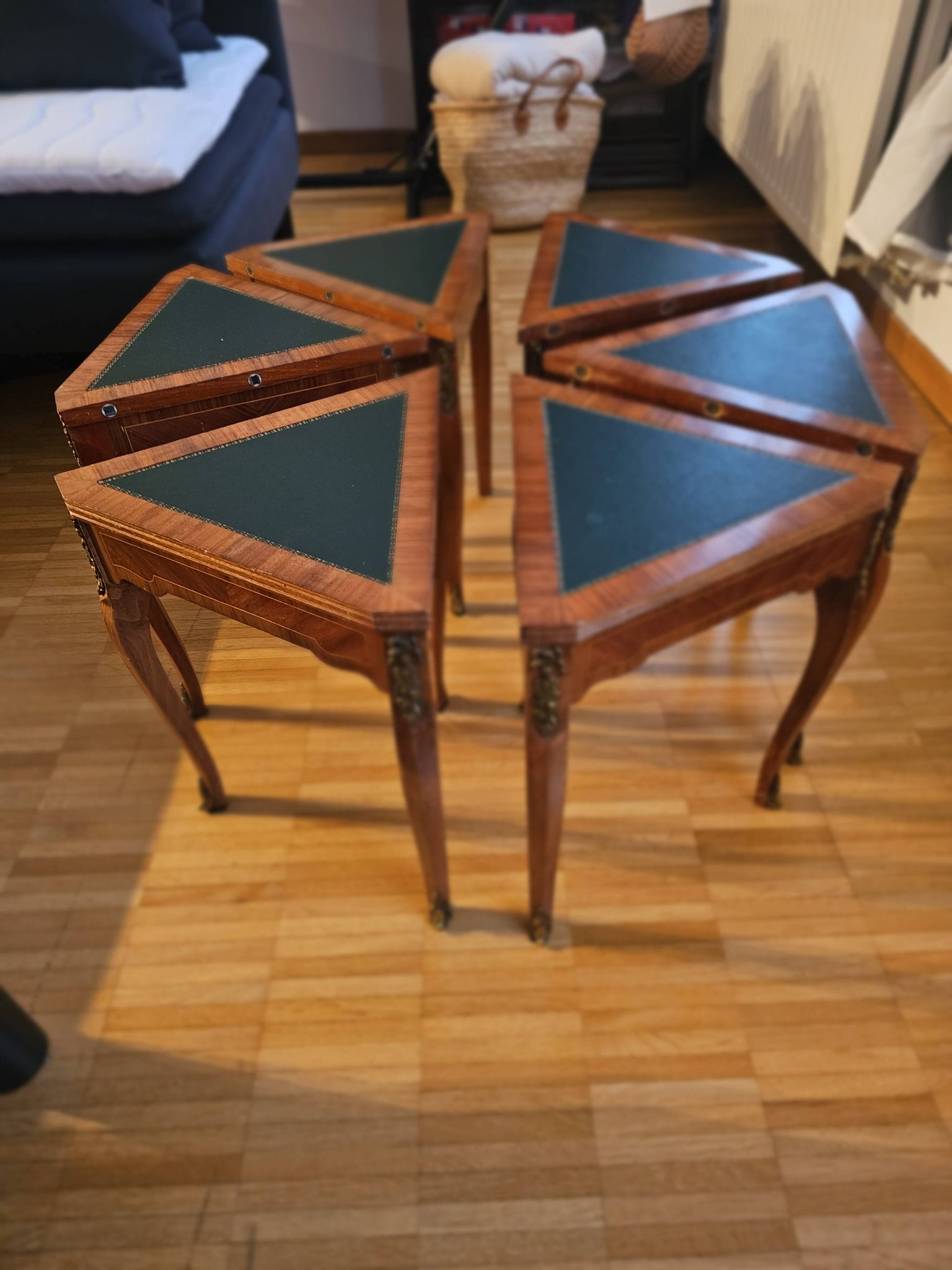 Coffee table divisible into 6 parts, very practical.