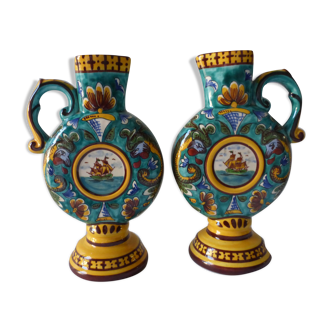 Paire de vases en faience polychrome. Décor de voiliers