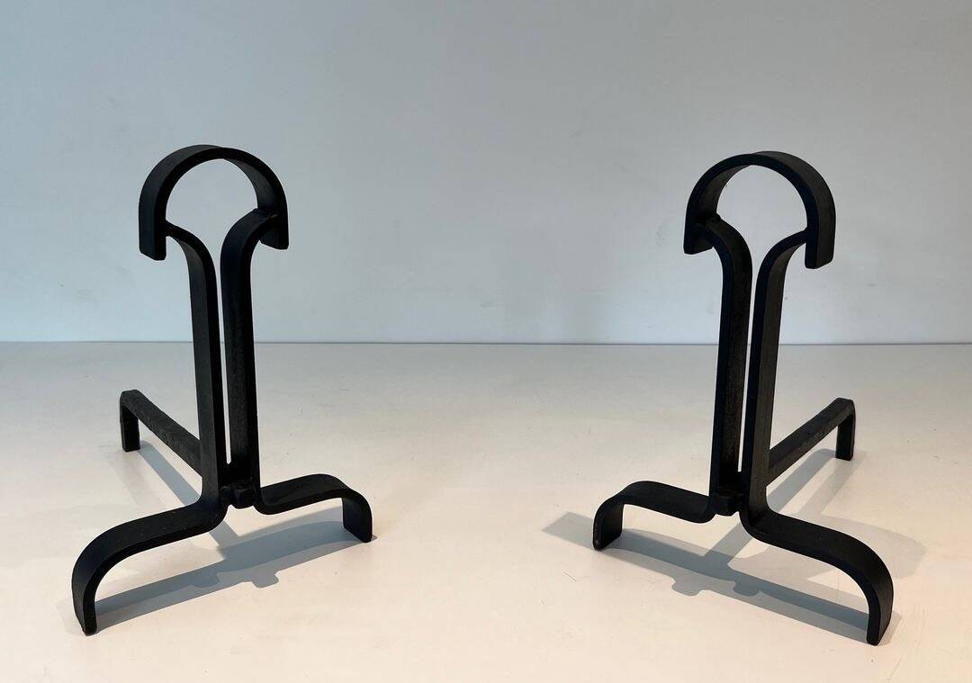 Paire de Chenets Modernistes en Fer Forgé à Finials en Goutte et Bases Évas