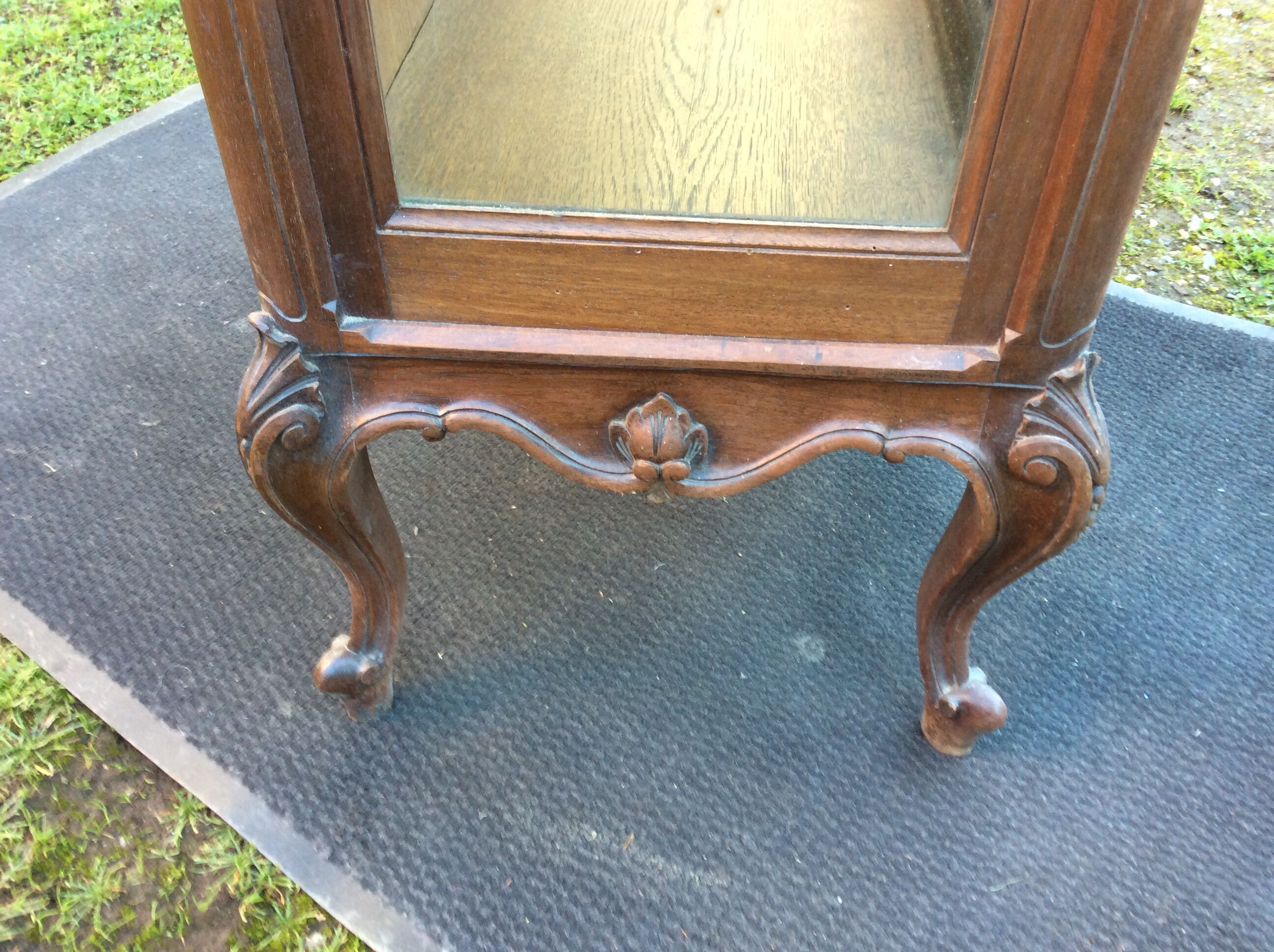 Louis XV Rocaille style showcase in solid walnut, beveled door glass.
