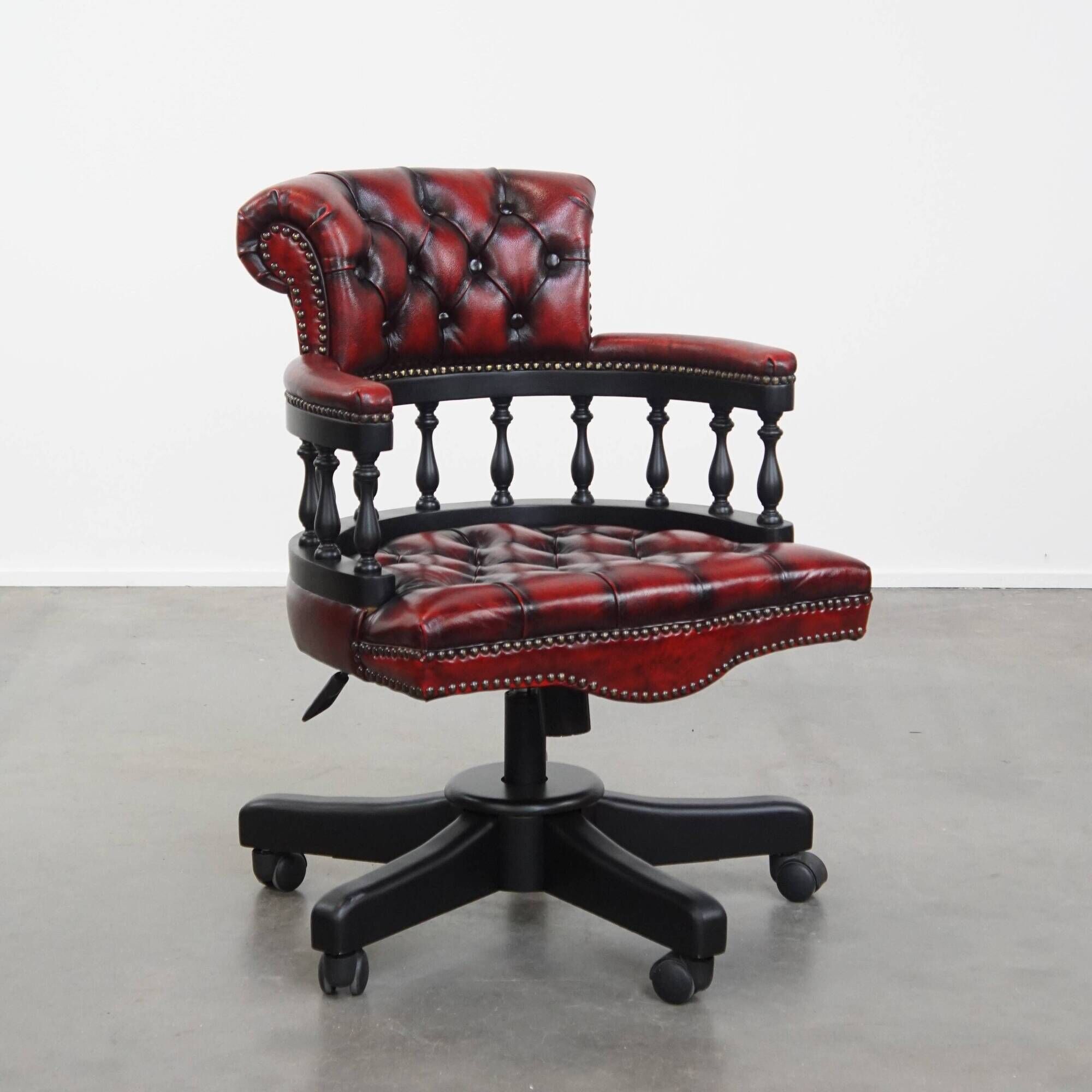 Chaise de bureau Chesterfield en cuir de vachette rouge/noir et bois