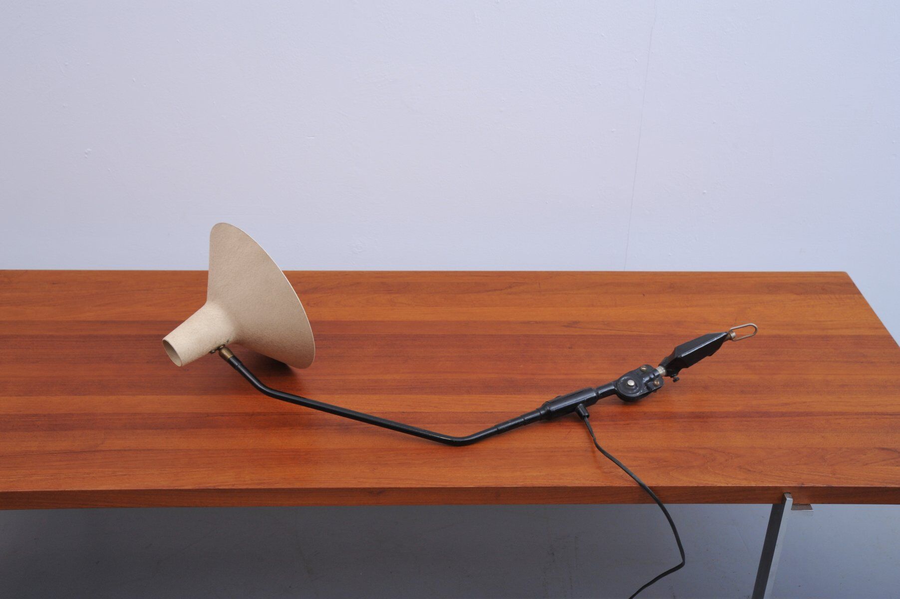 Lampe à pince avec bras noir et abat-jour en craquelé beige, années 1950.
