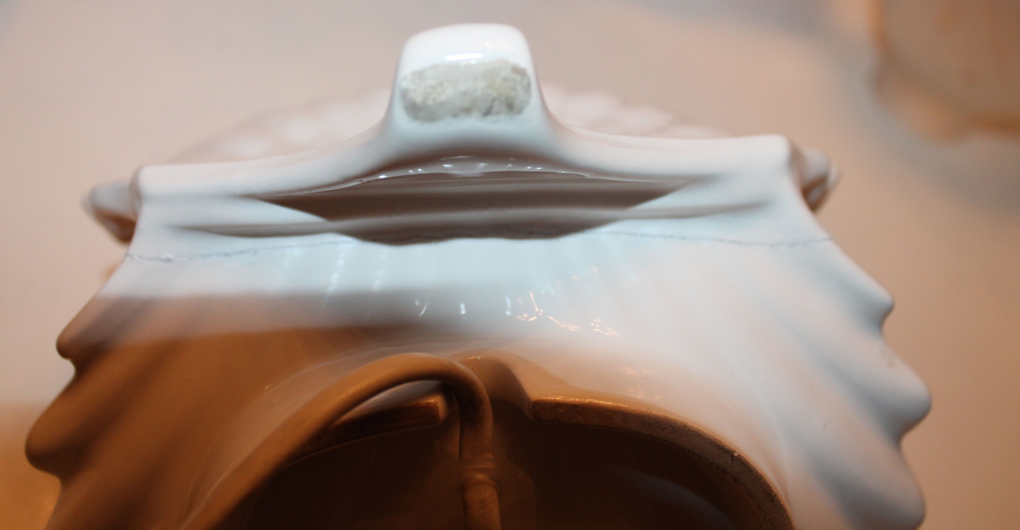 Vintage ceramic shell lamp