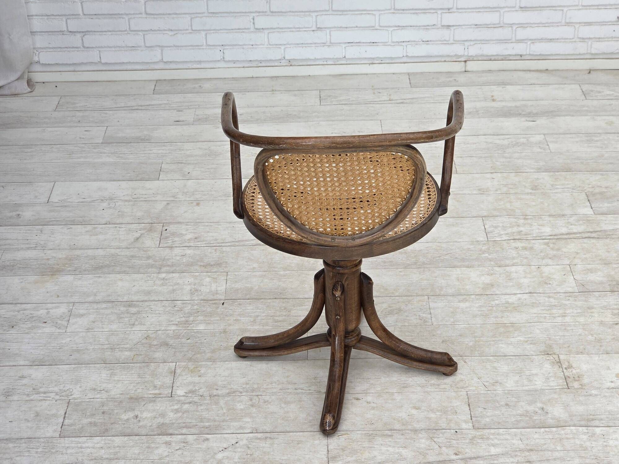 1950s, swivel armchair, bent wood, furniture mesh.