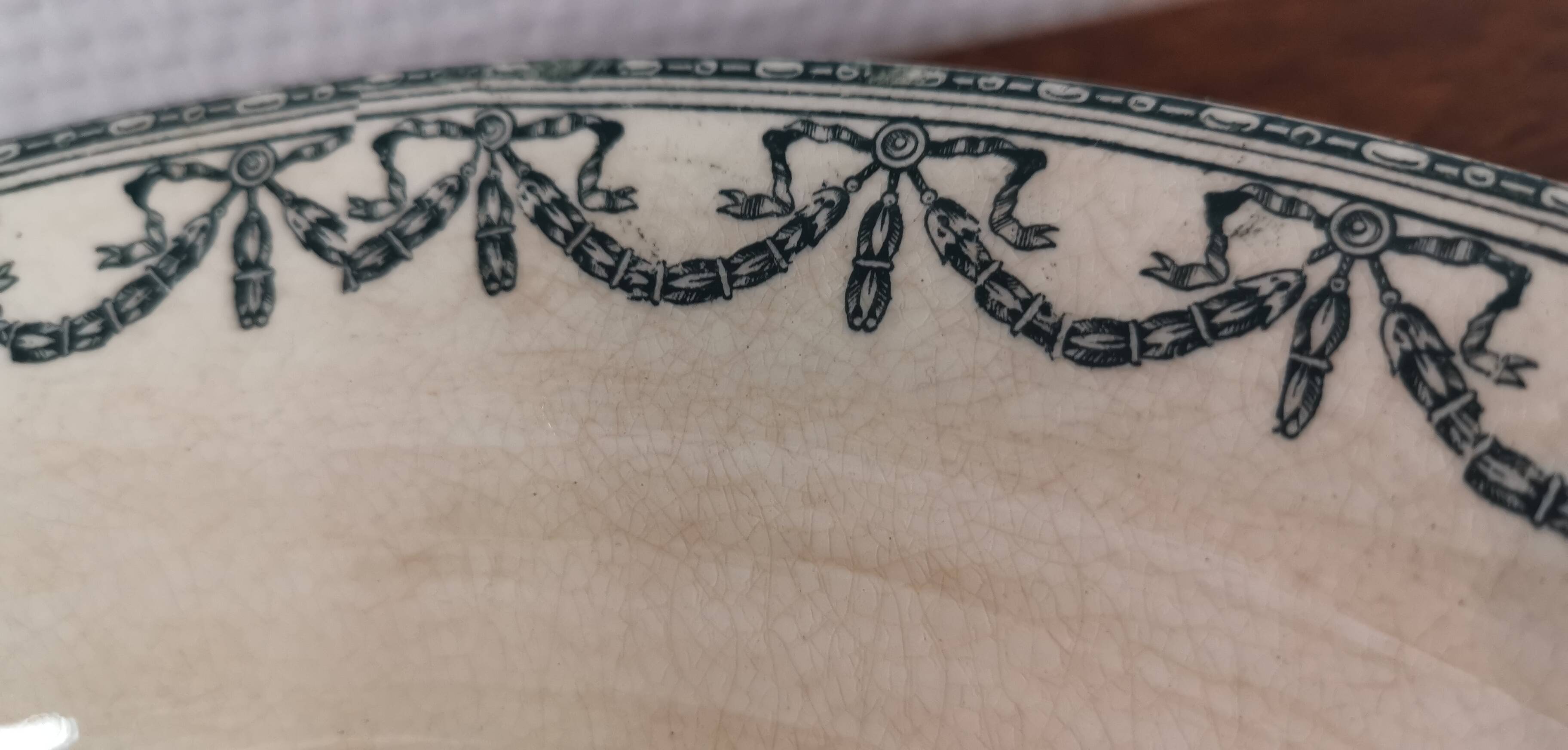 Iron earth hollow dish ec Salins, Louis XVI garlands