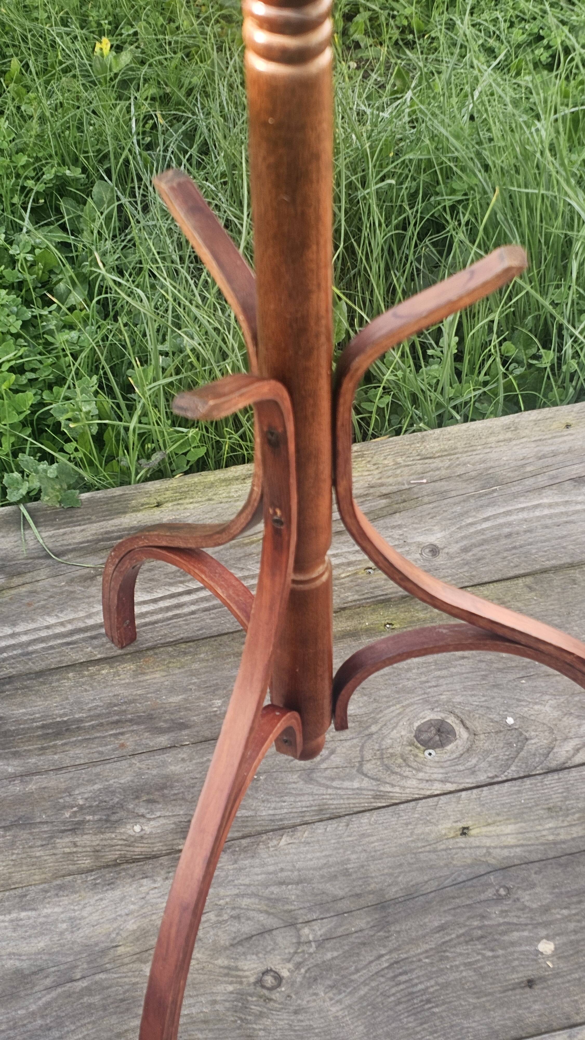 Curved wood coat rack – Thonet style
