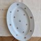 Plat de service ovale ancien faïence bleu pâle décor petites fleurs