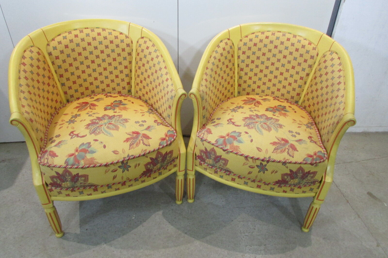 Paire de fauteuils bergères, chauffeuses, forme corbeille