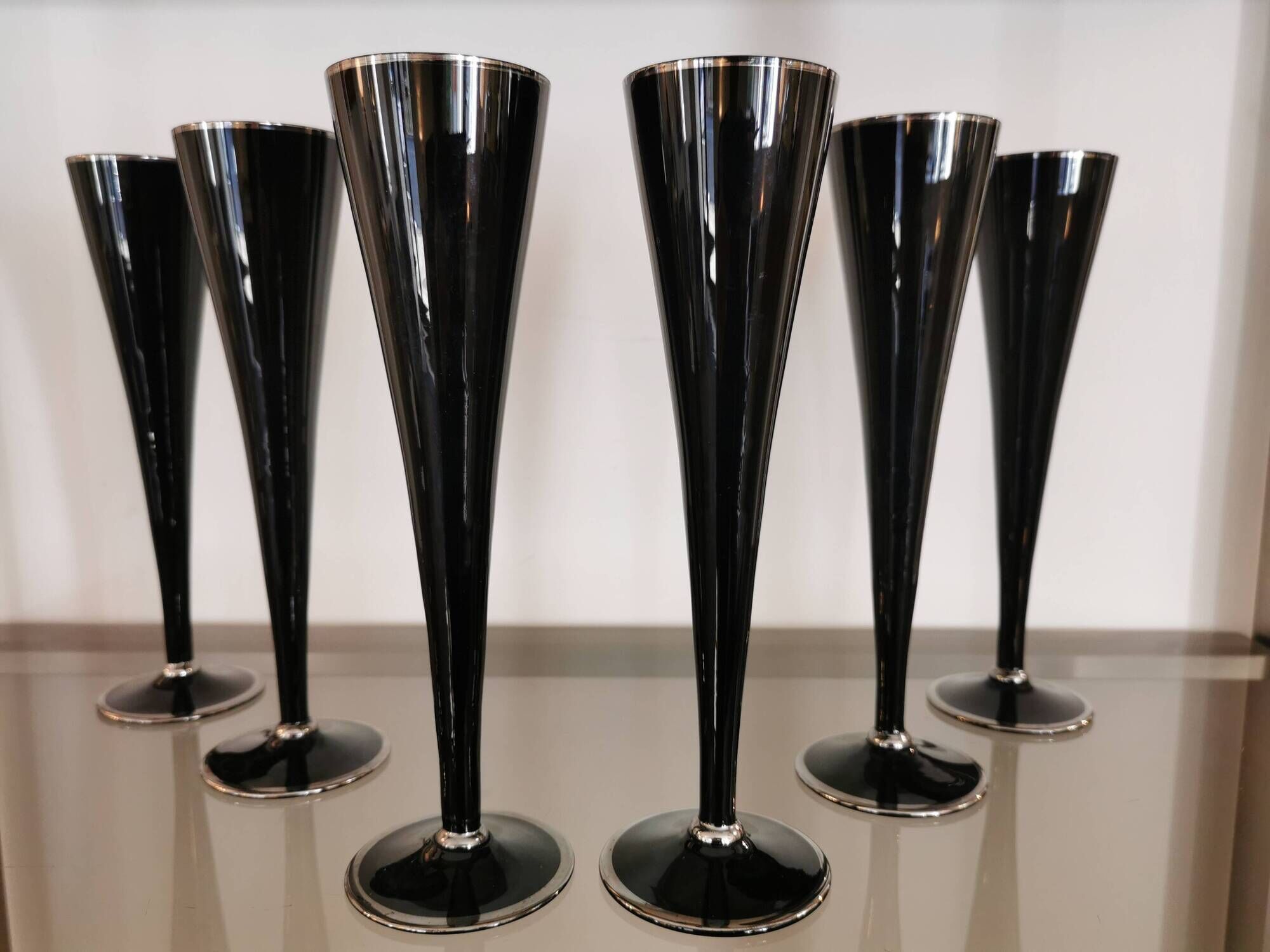 Service de 6 grandes flûtes vintage signées noires et argent