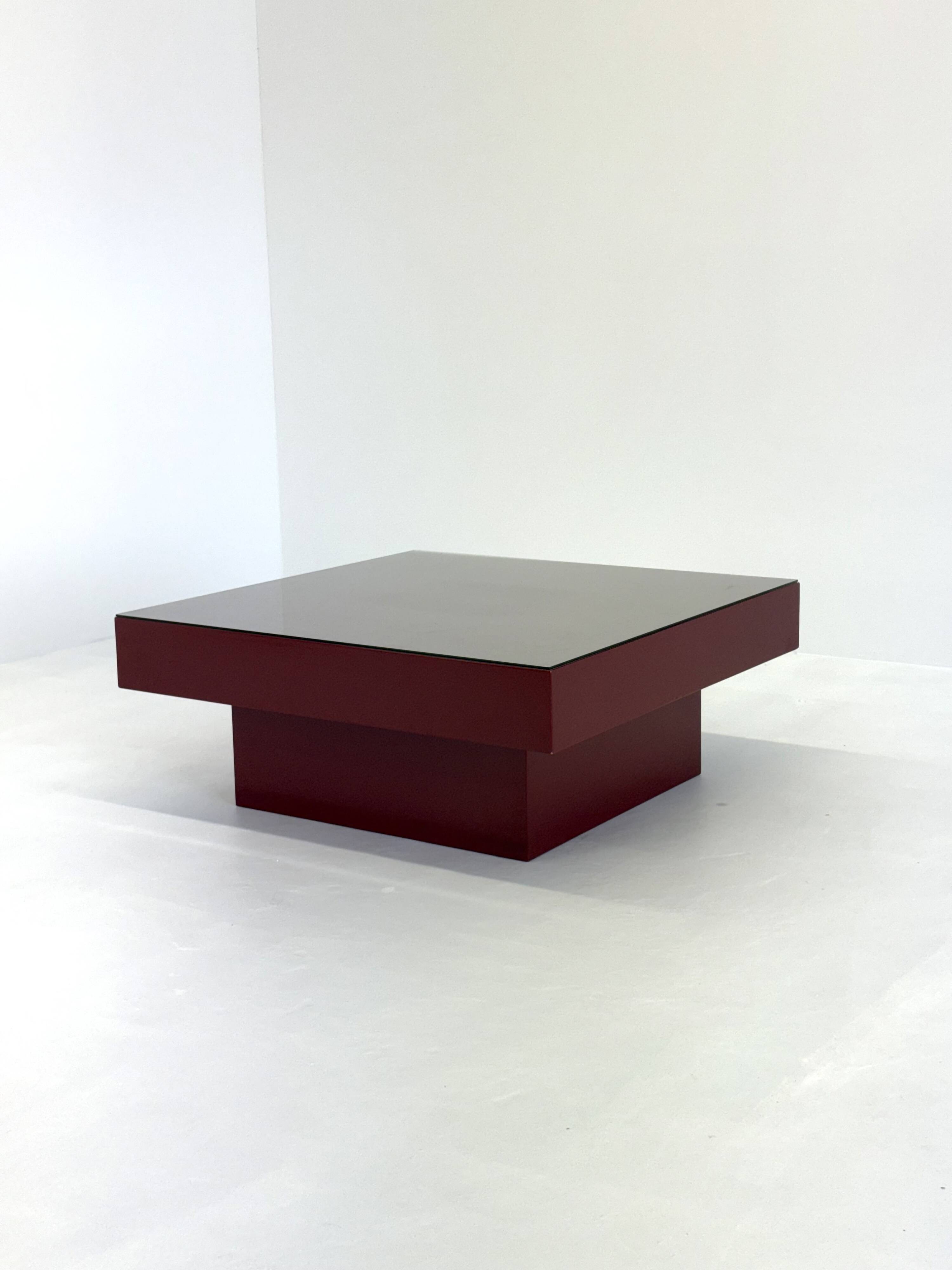 Table basse italienne rouge du milieu du siècle avec plateau en verre