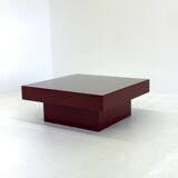 Table basse italienne rouge du milieu du siècle avec plateau en verre
