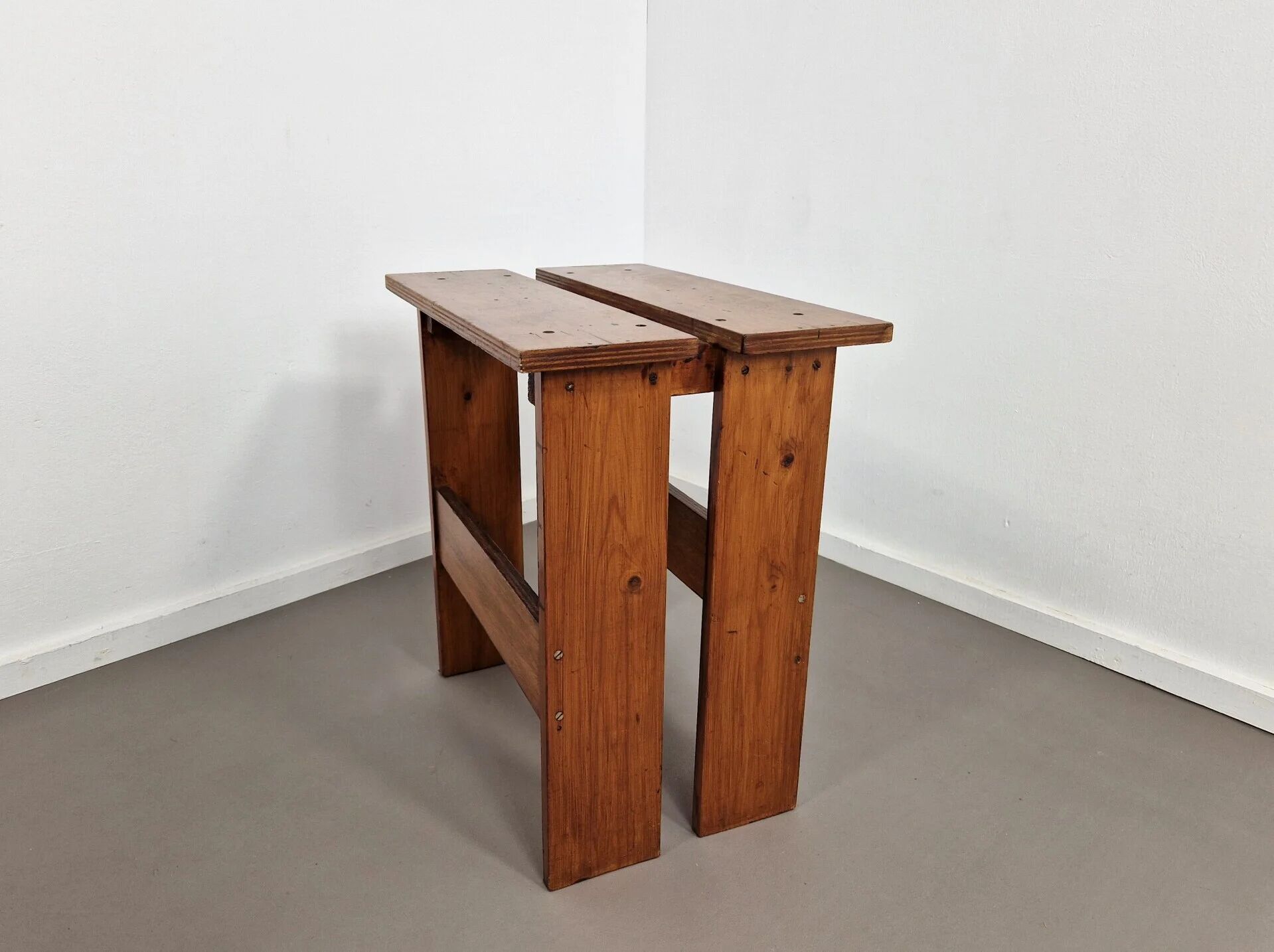 Modernist side table | 1960s