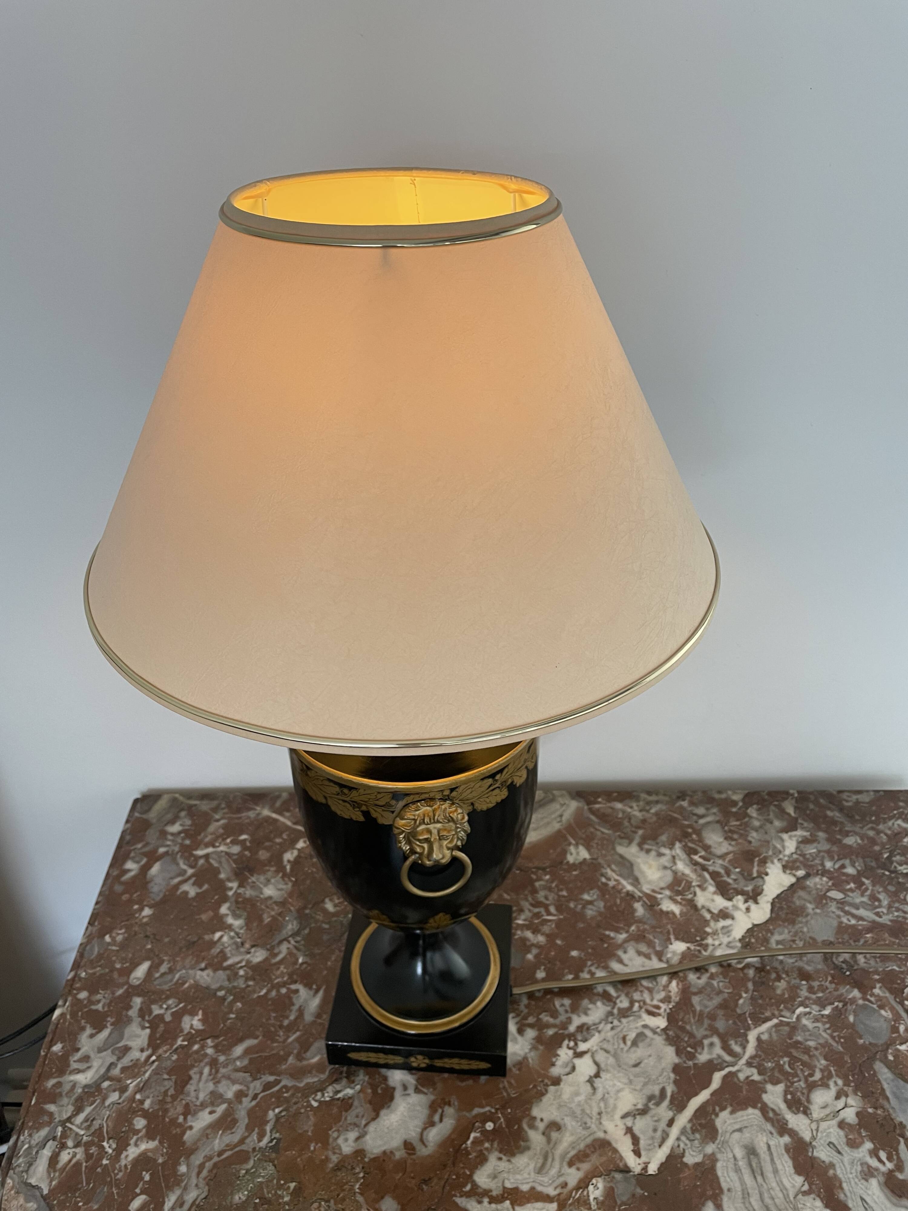 Lampe balustre lions dorés et abat blanc et liserés dorés - hôtel paris opéra garnier