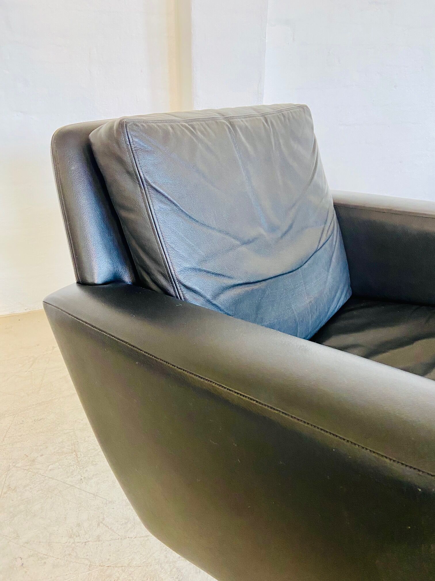 Vintage Danish swivel chair in black leather by Georg Thams