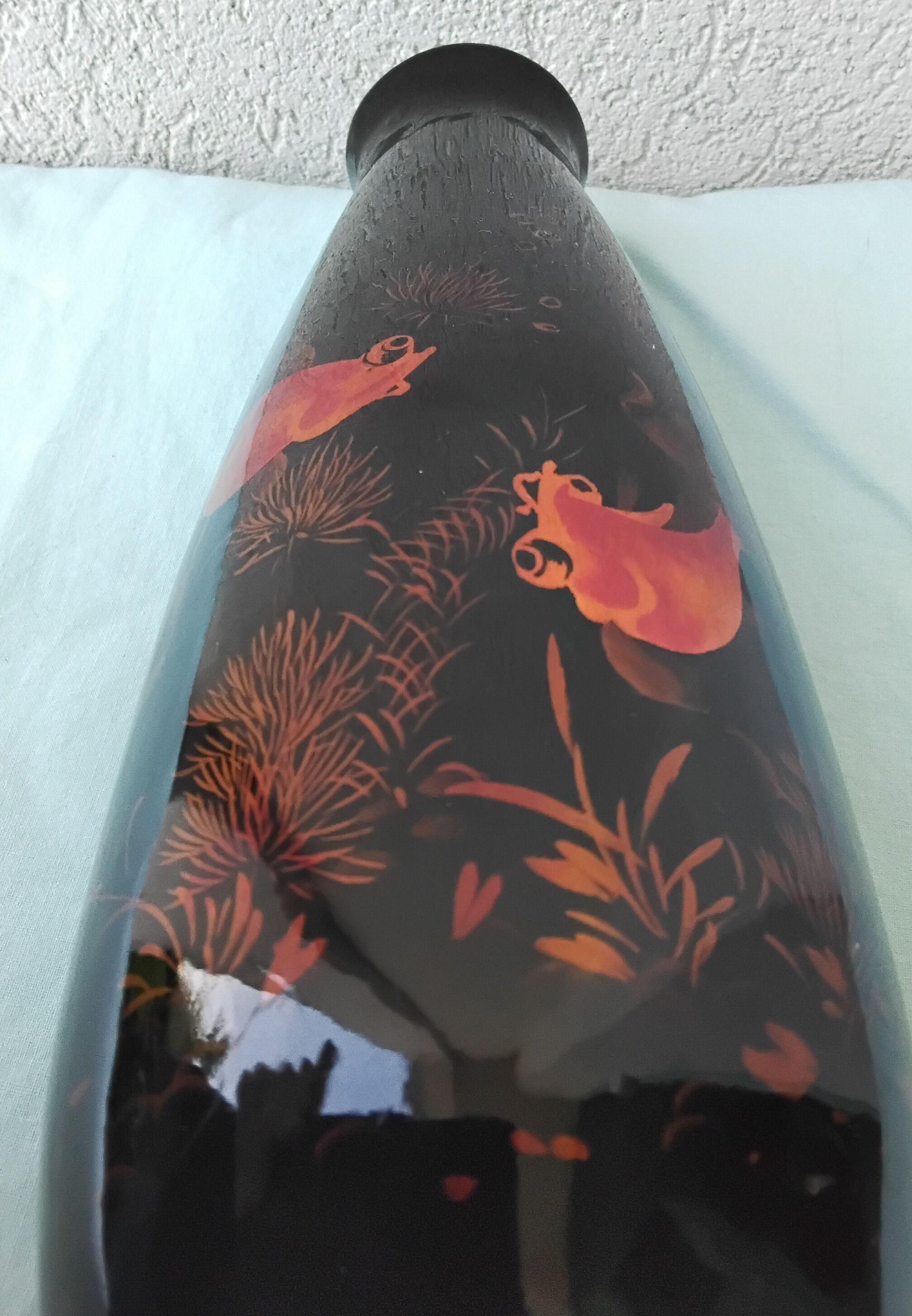 Vase en bois laqué