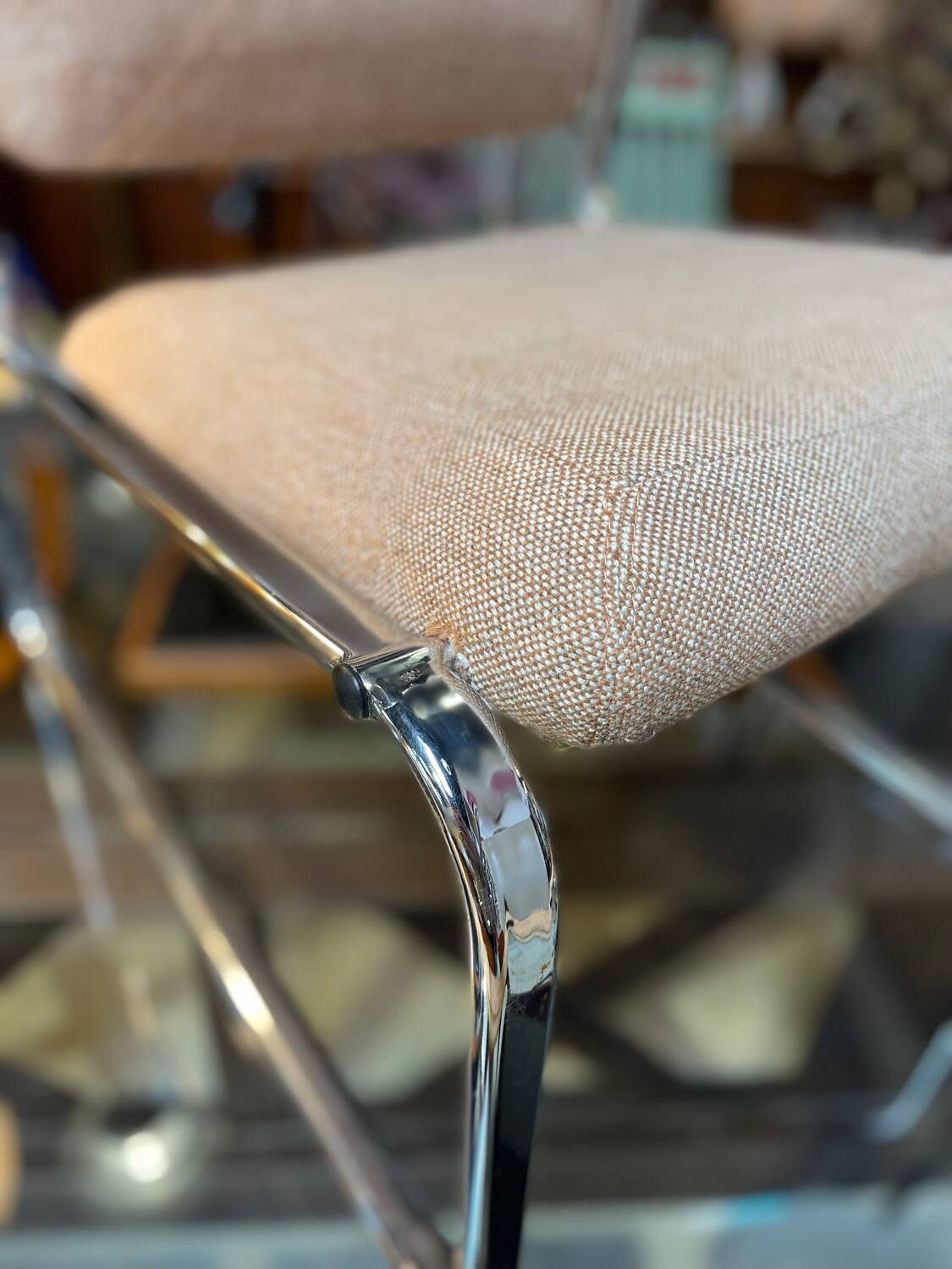 Fauteuil / chauffeuse de salon tissus et chrome Atal 1970