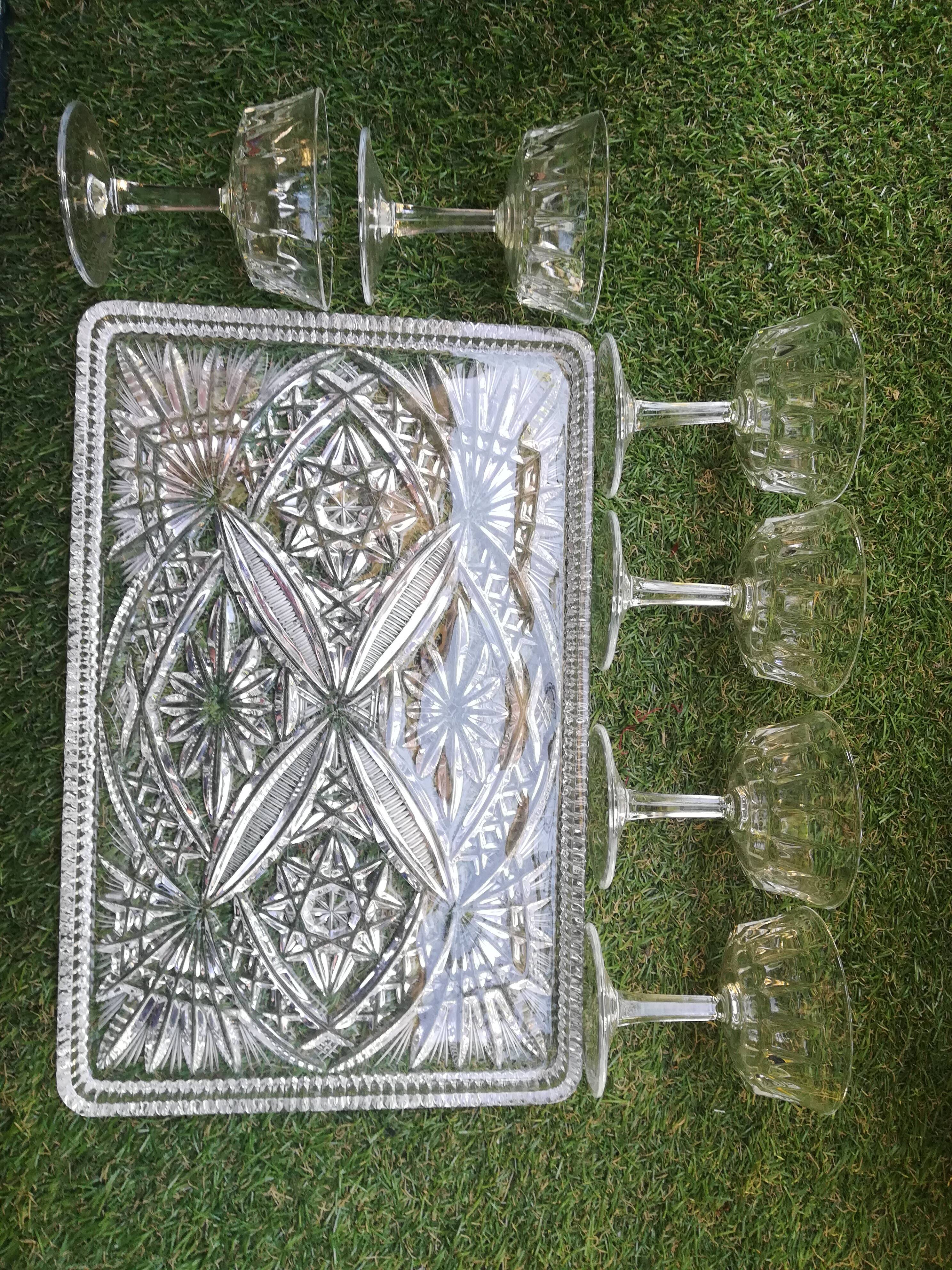 6 champagne glasses on set