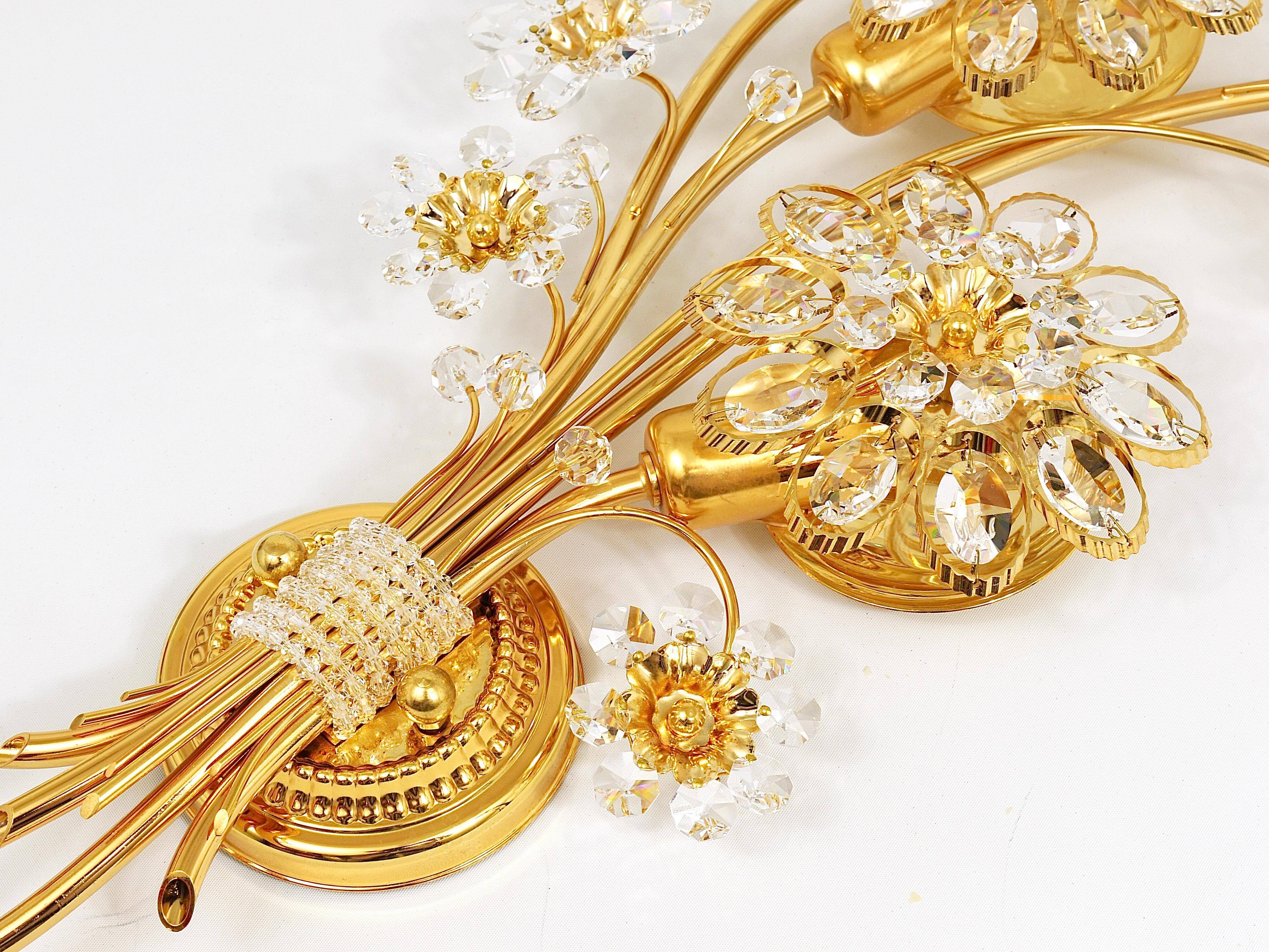 Large wall lamp in gilded brass, Palwa flowers by Ernst Palme, 1970s.