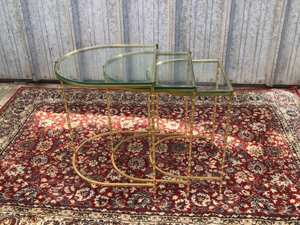Suite de 3 tables gigogne en brinze doré et dalles de verre époque 1970/1980