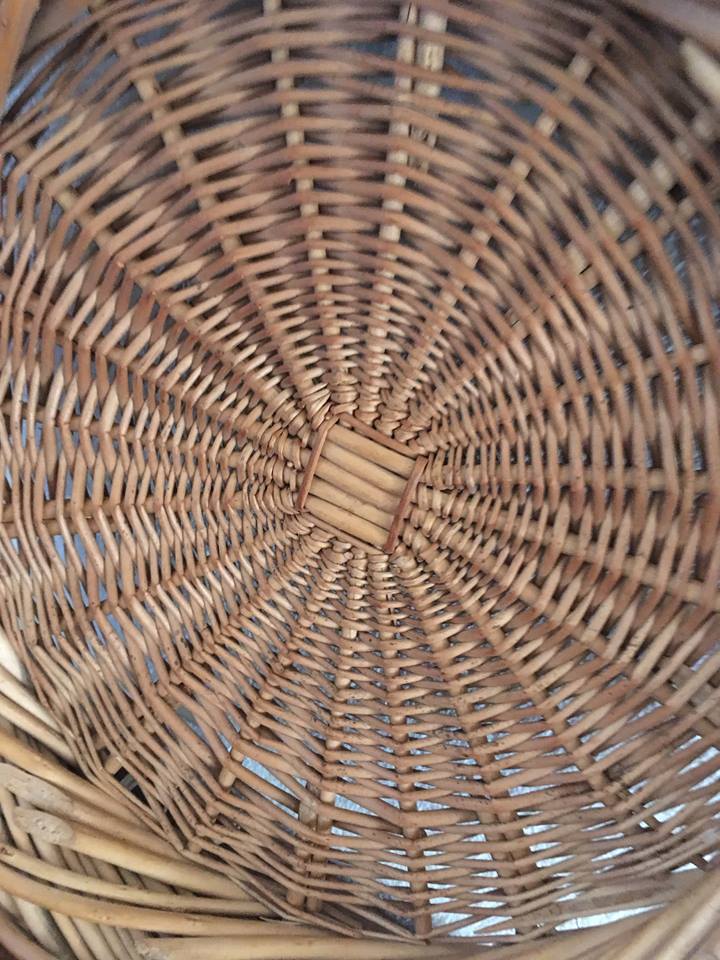 Round basket or braided wicker tray
