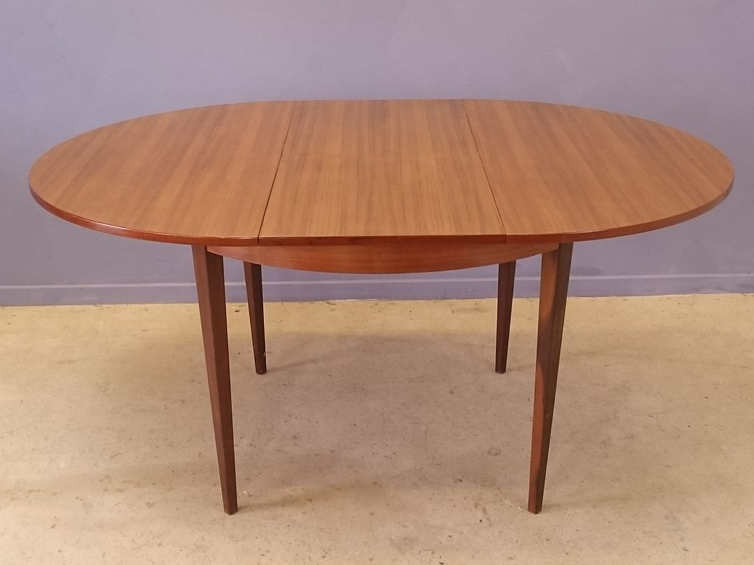 Scandinavian round table feet strung