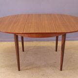 Scandinavian round table feet strung