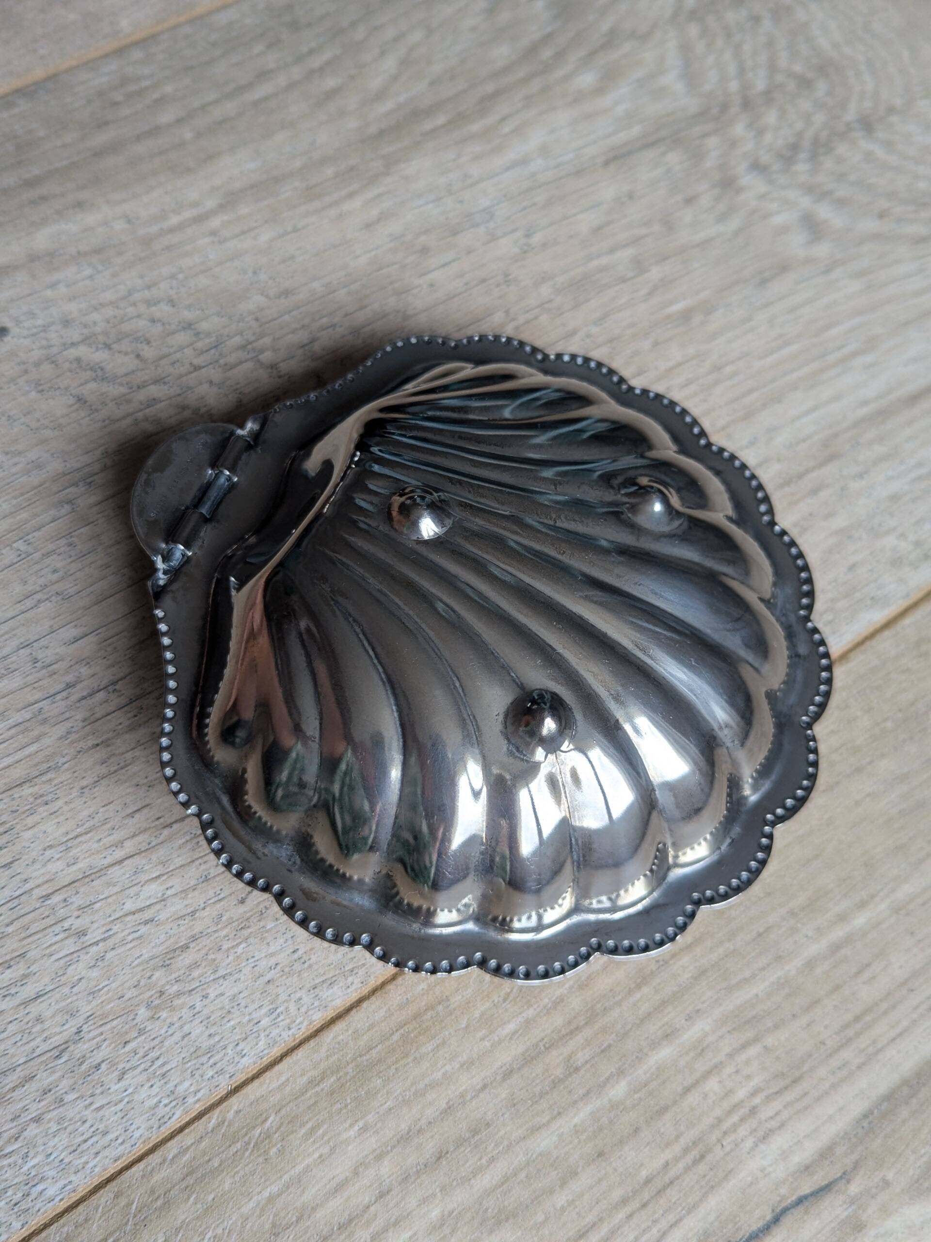 Shell ashtray - scallop shell
