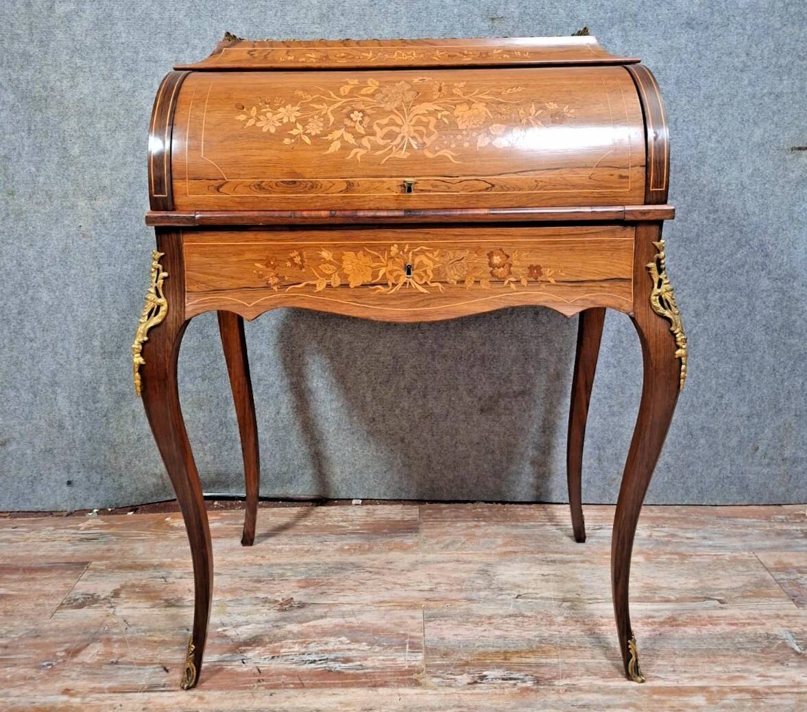 cylinder desk in Louis XV style, elegant and very decorative.