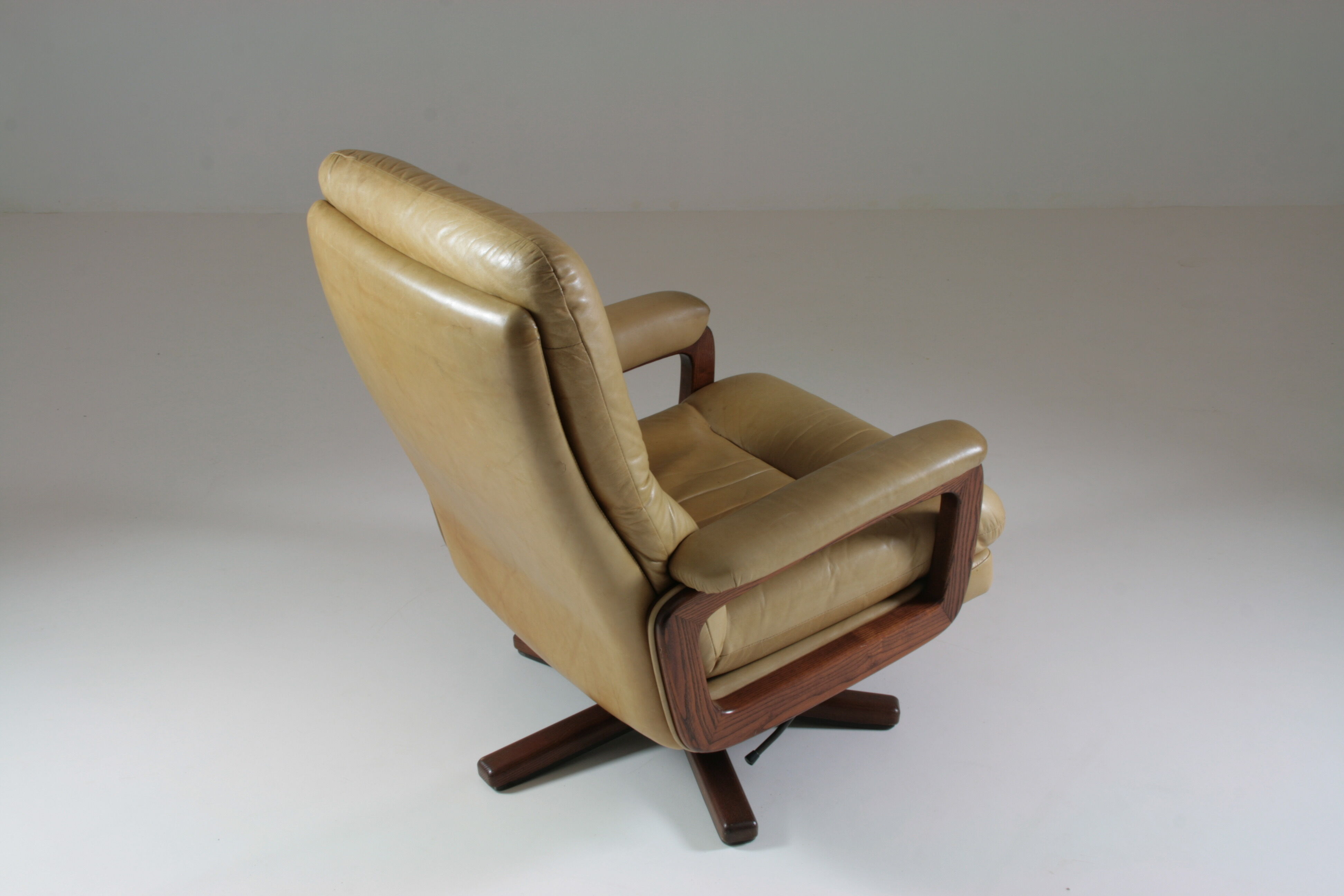Leather lounge chair by André Vandenbeuck