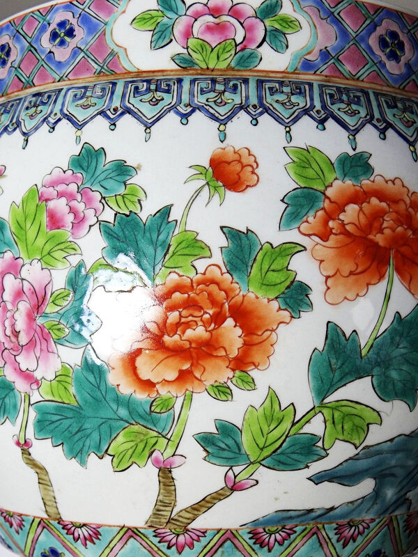 Vase couvert en porcelaine de Chine, décor floral famille rose