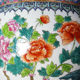 Large covered vase in Chinese porcelain, floral famille rose decoration.