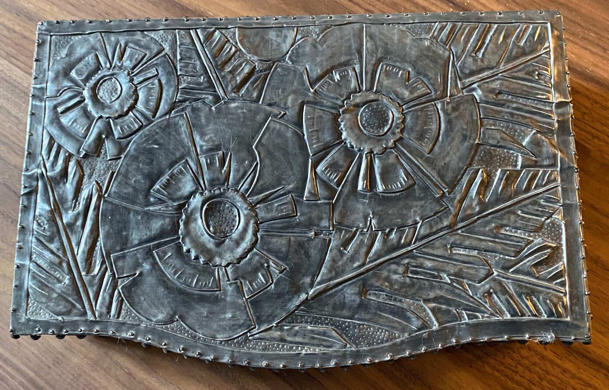 Art Deco box box (circa 1930) in zinc repoussé with Floral motifs