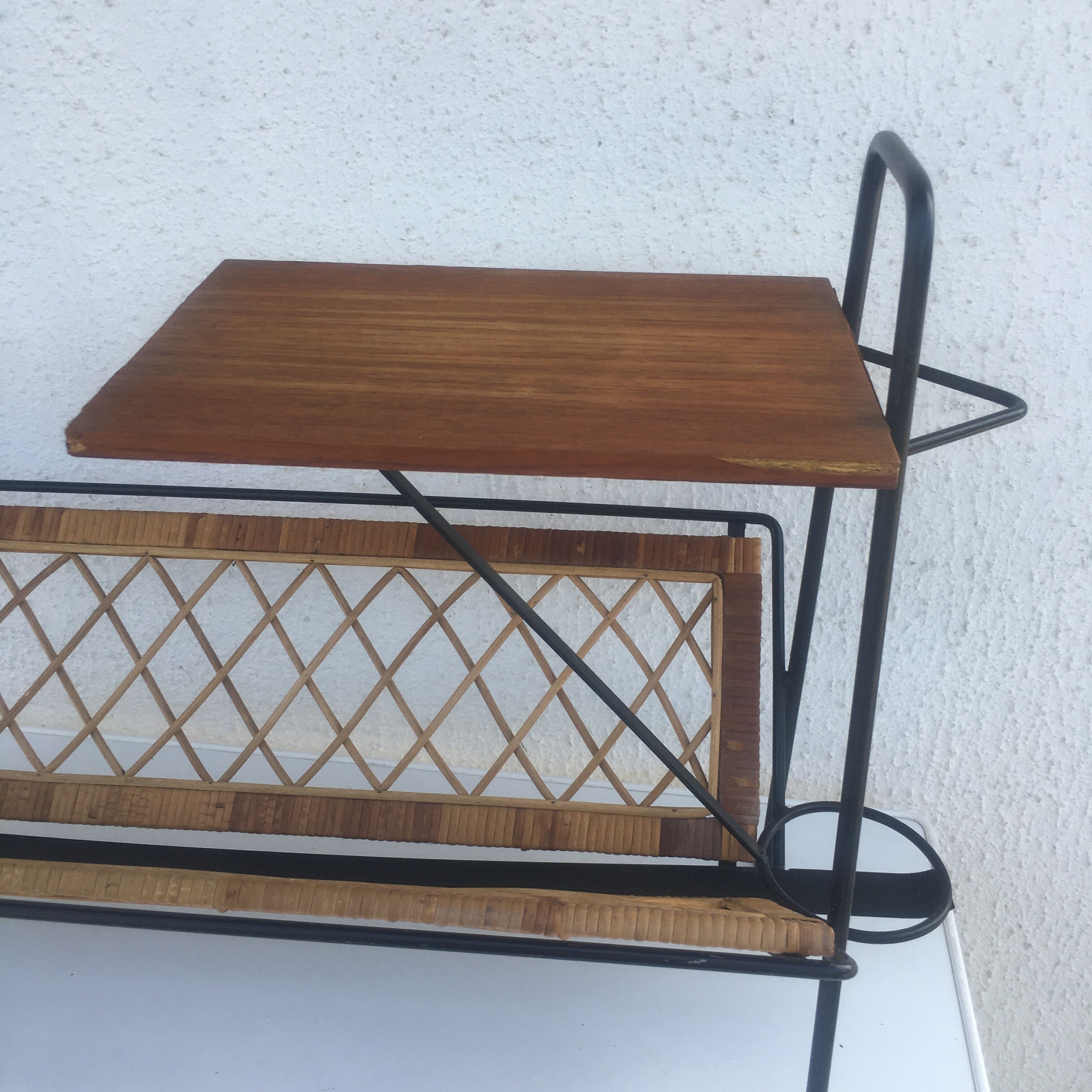 Porte-revue en fer forgé et rotin