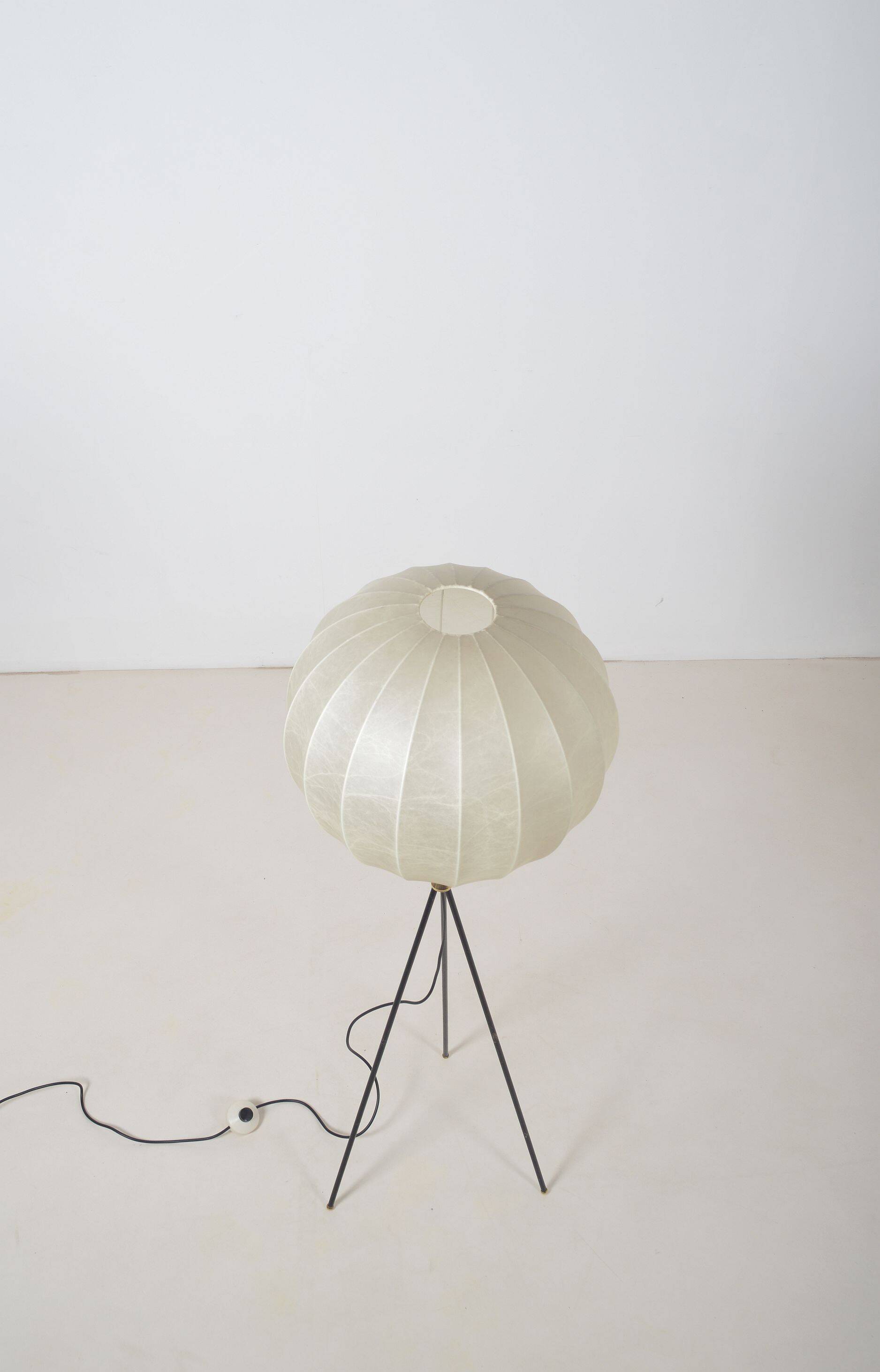 Lampadaire tripode cocon en fibre de verre et laiton, années 1960