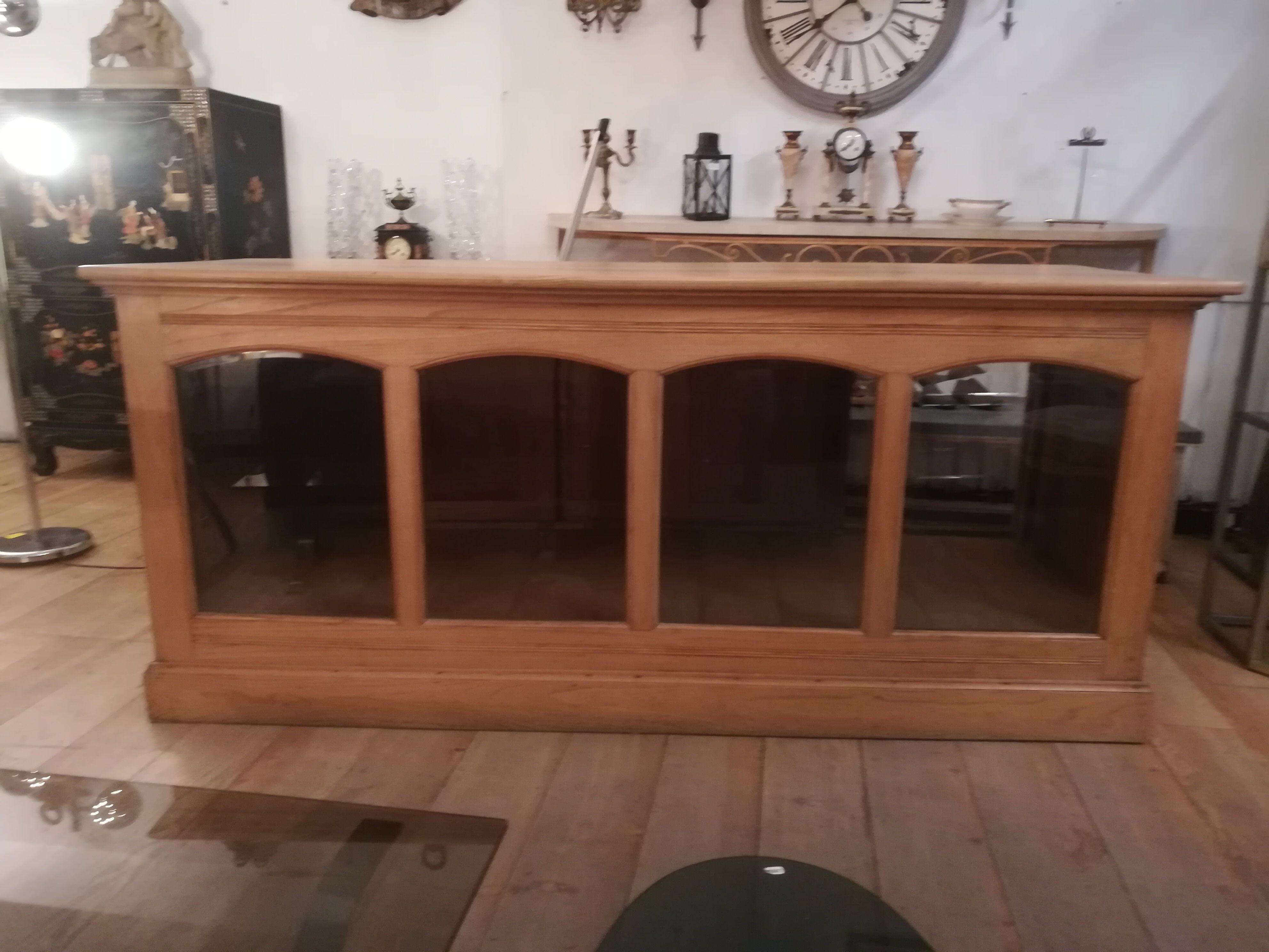 Art deco showcase counter in elm