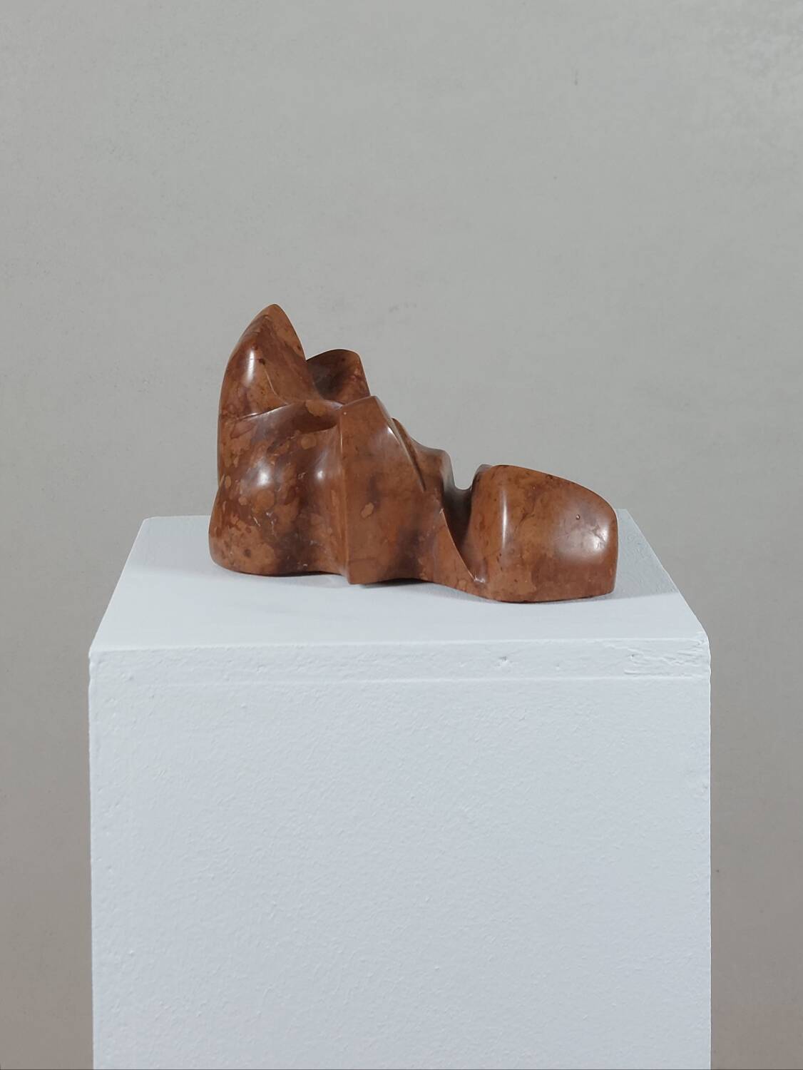 Sculpture en marbre artisanale de forme organique vintage