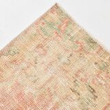 Tapis vintage fait main corail et beige, motifs floraux patinés orientaux