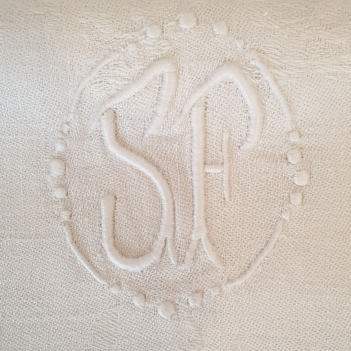 SF damask damask white rectangular table