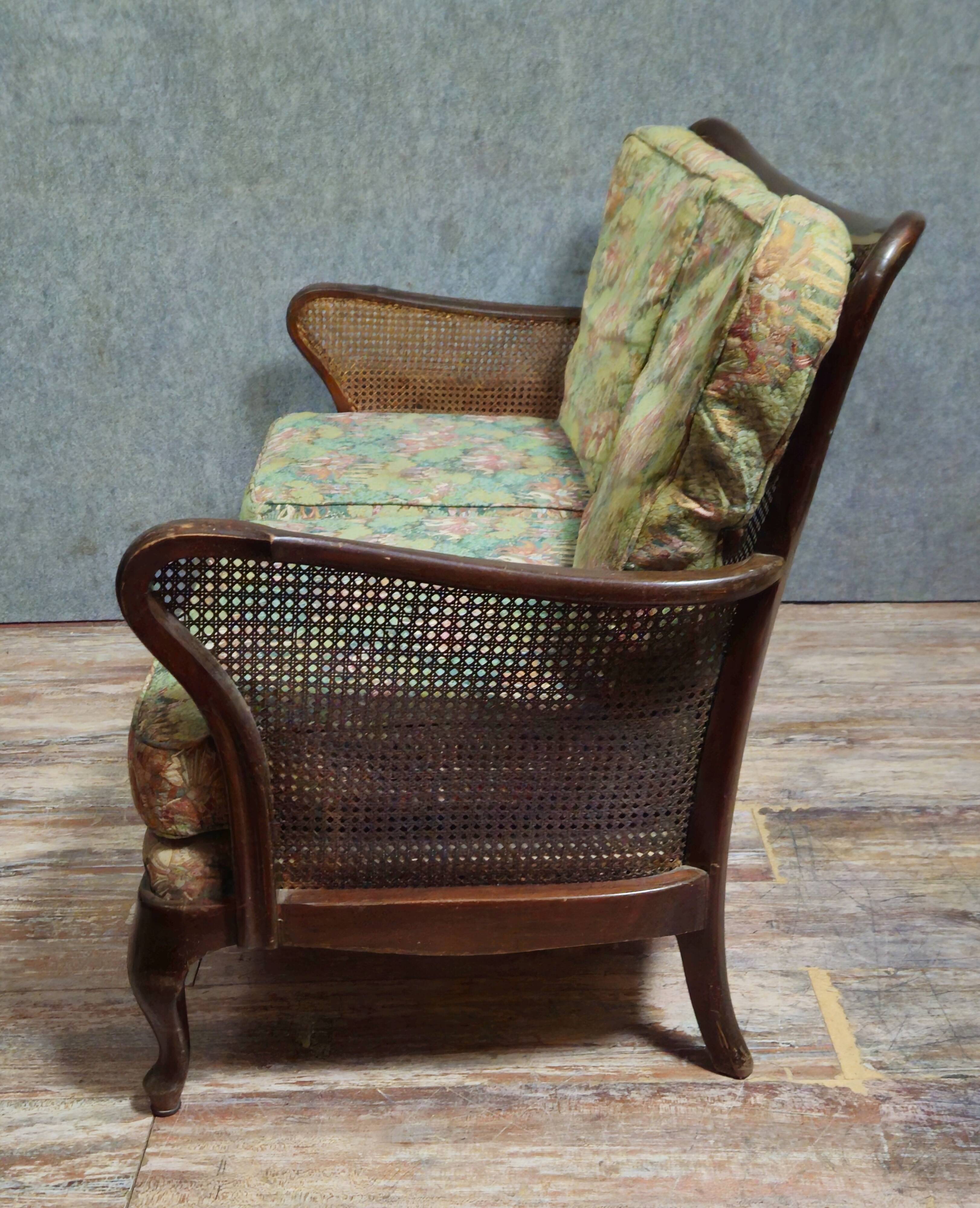 Antique English two-seater canapé, carved wooden frame.