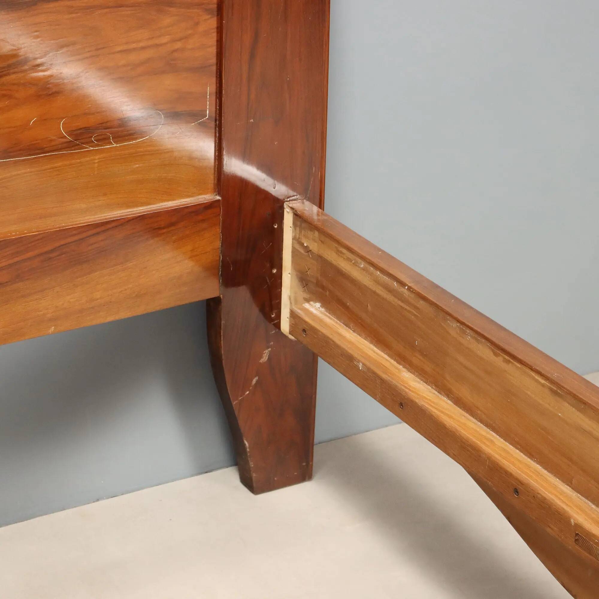 Antique baroque double bed in walnut and mahogany, 20th century.