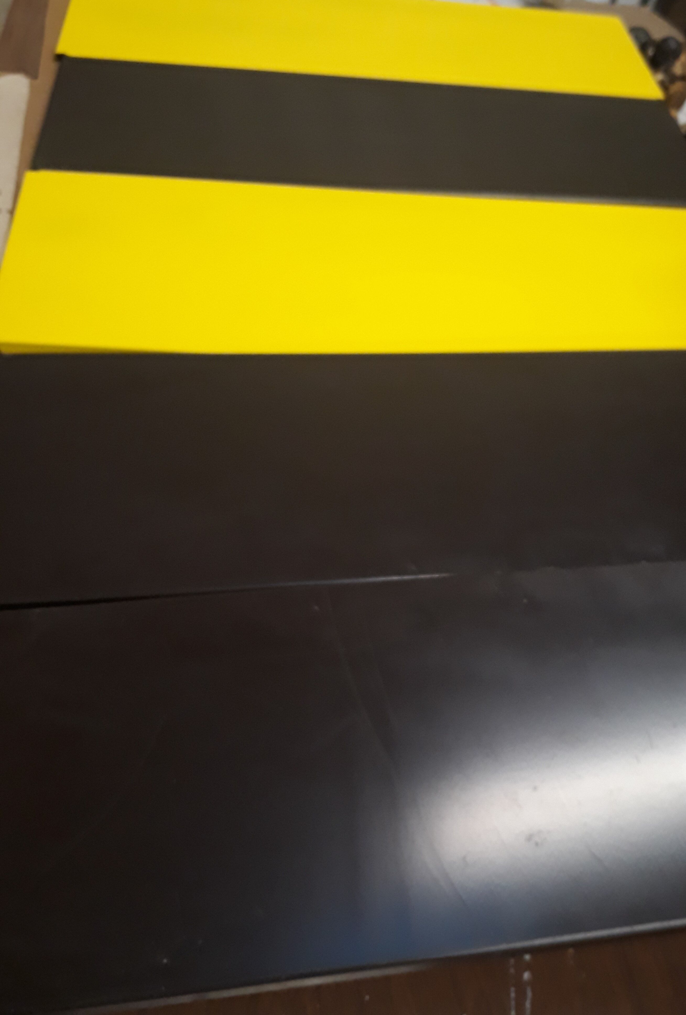 3 studs with 5 tablets, yellow and brown 97x90cm