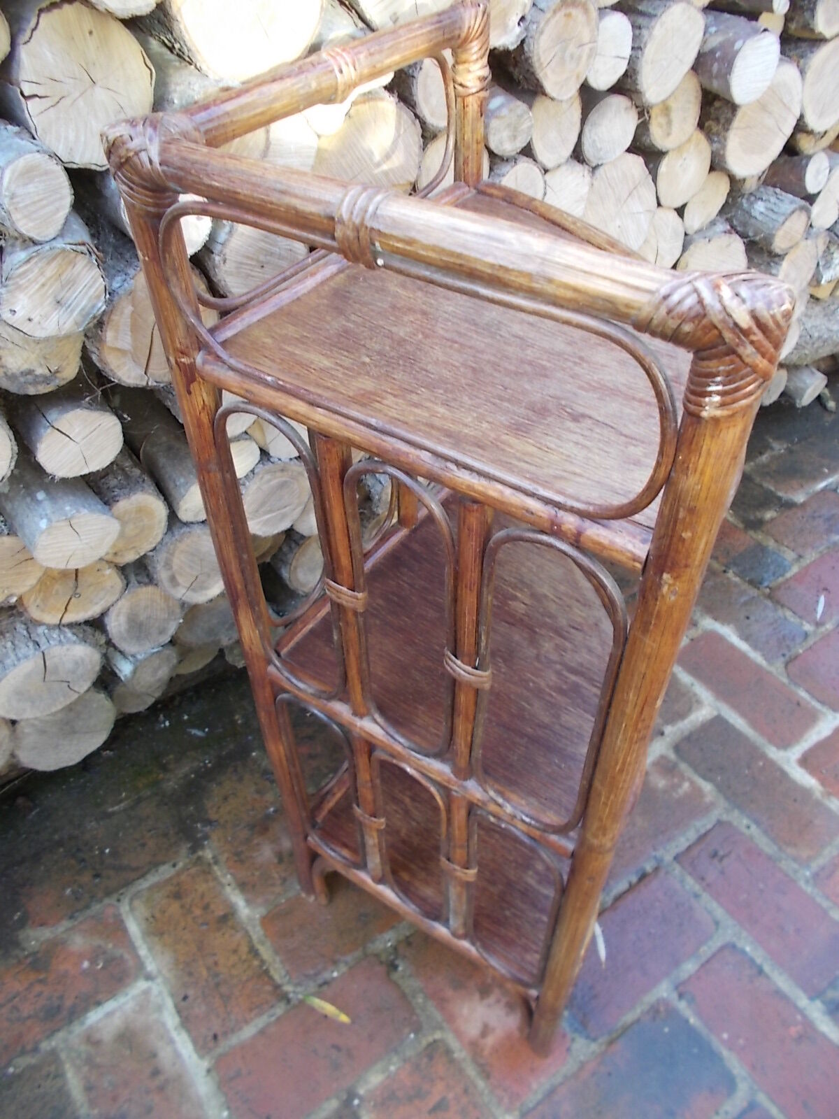 Étagère d'angle en rotin vintage