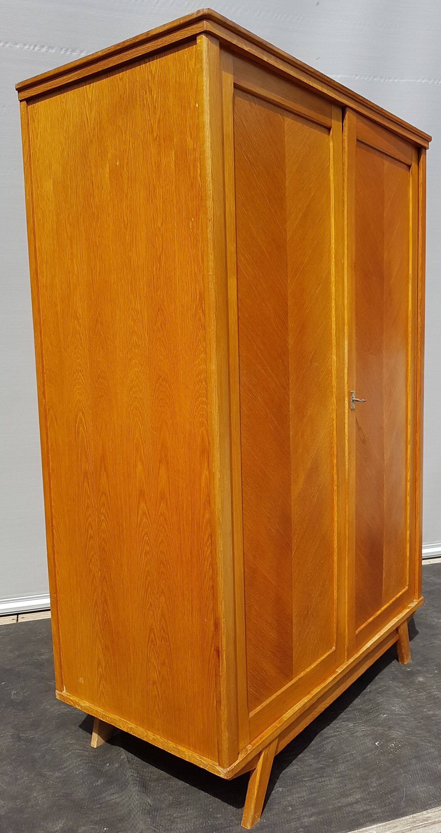 Vintage wardrobe 1950 feet compass