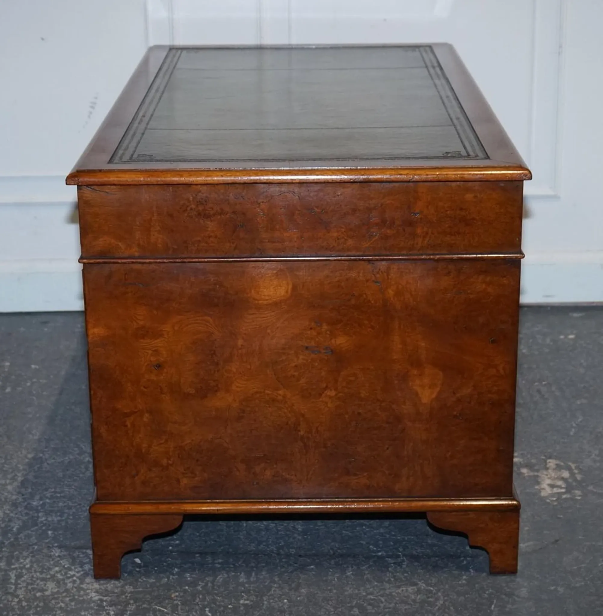 Victorian Pedestal Desk in Walnut and Hand-Dyed Leather