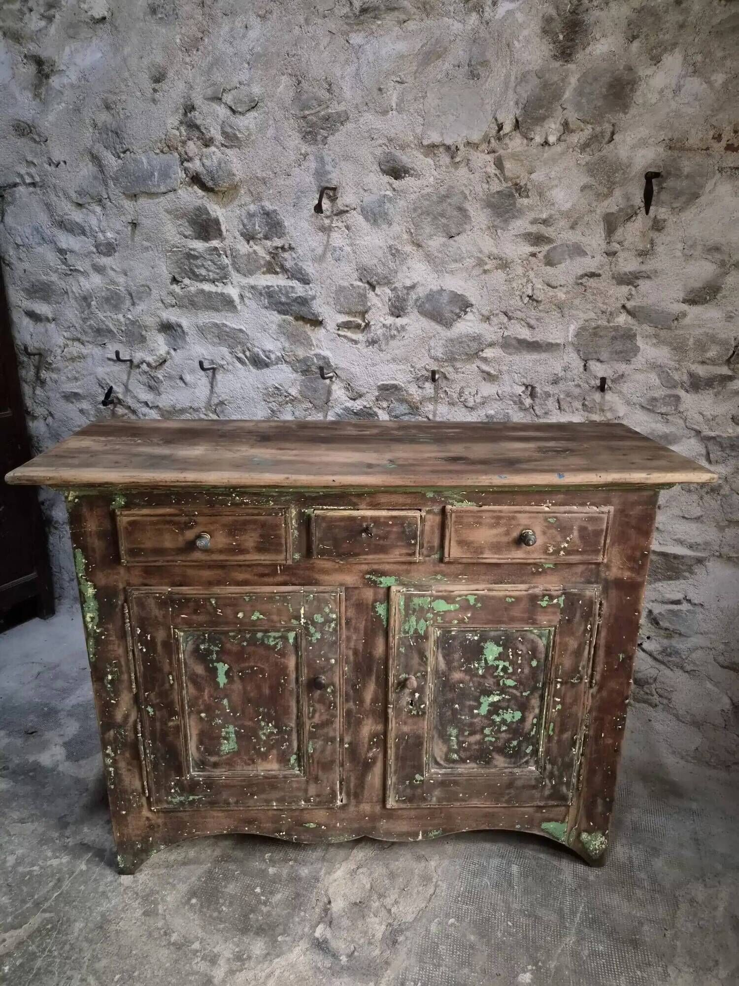 French rustic buffet in walnut, 18th century, 3 drawers and 2 doors.