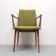 Fauteuil des années 1950 en cerisier, tissu vert
