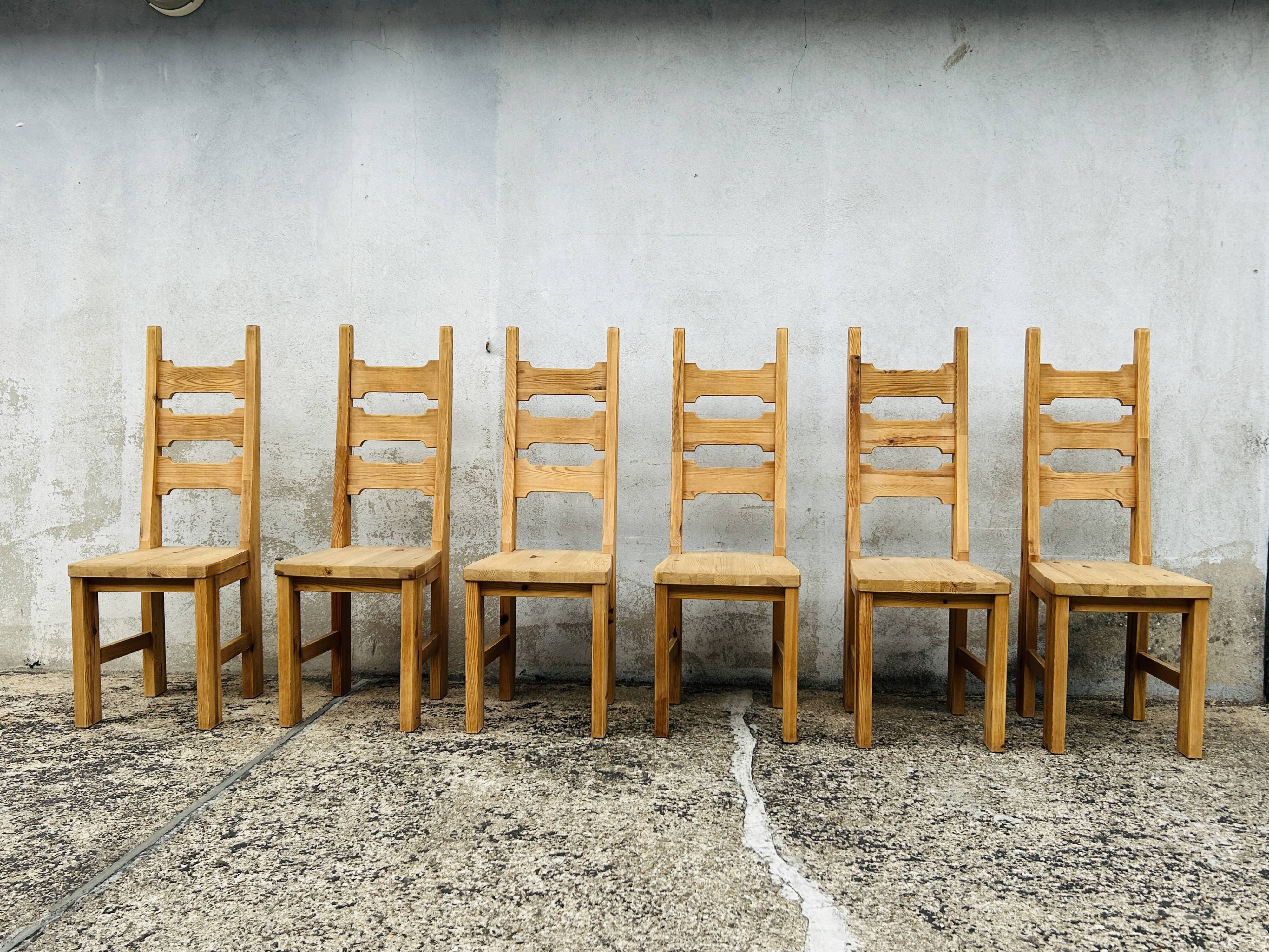 6 chaises brutalistes en pin massif