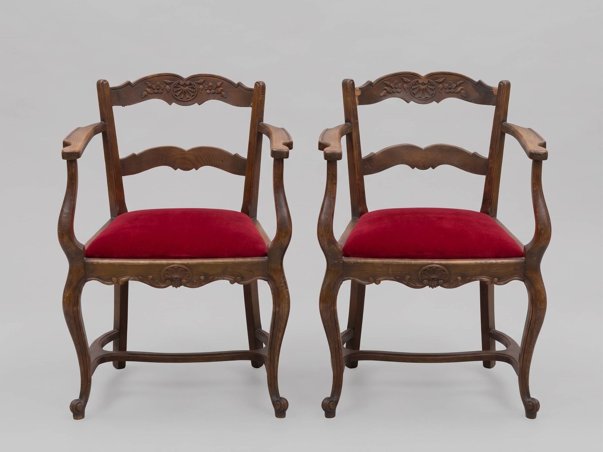 2 armchairs/cabriole style Louis XV