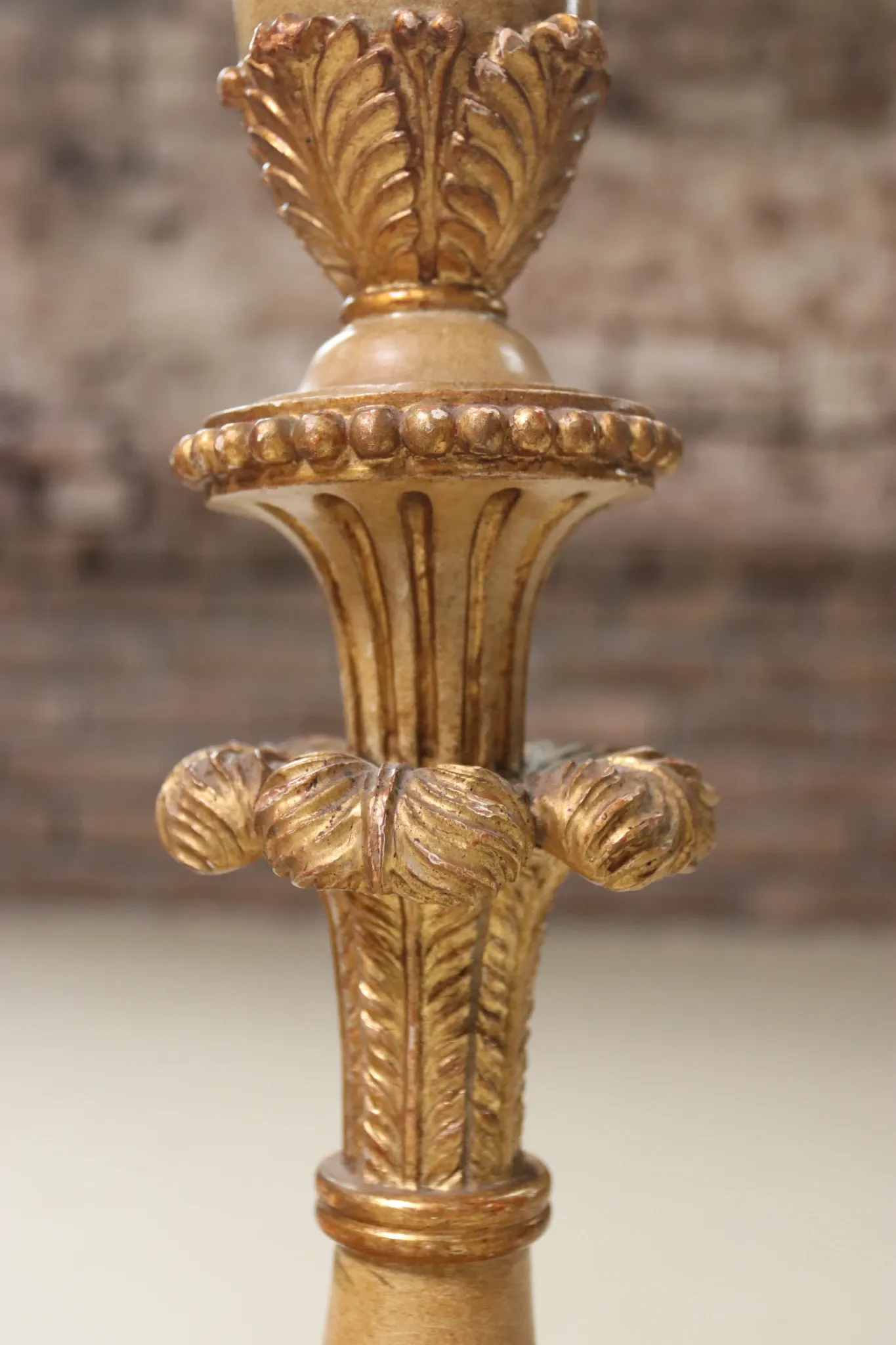 Giltwood candlestick on plinth – Italian neoclassical style, mid-20th c.