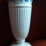 Vintage English vase in Wedgwood.